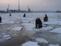 Рыбаки отказывались покидать дрейфующую льдину из-за хорошего клева